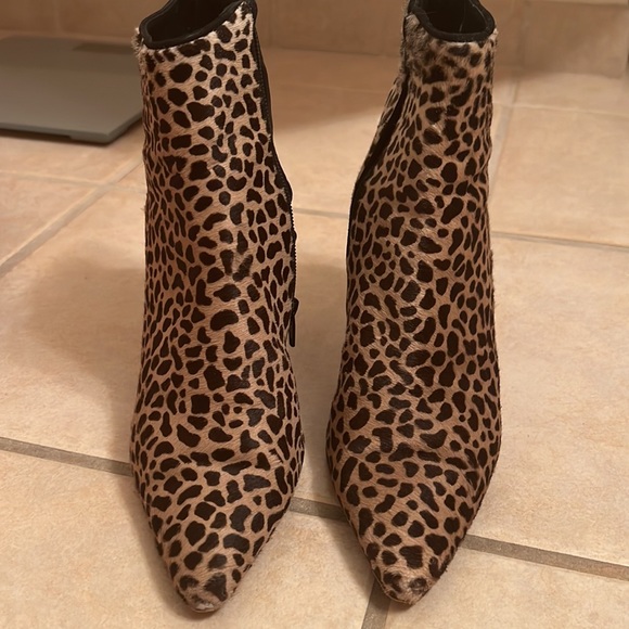 Via spiga calf hair leopard pointed toe booties 8.5...but fits like a size 8 - Picture 2 of 5